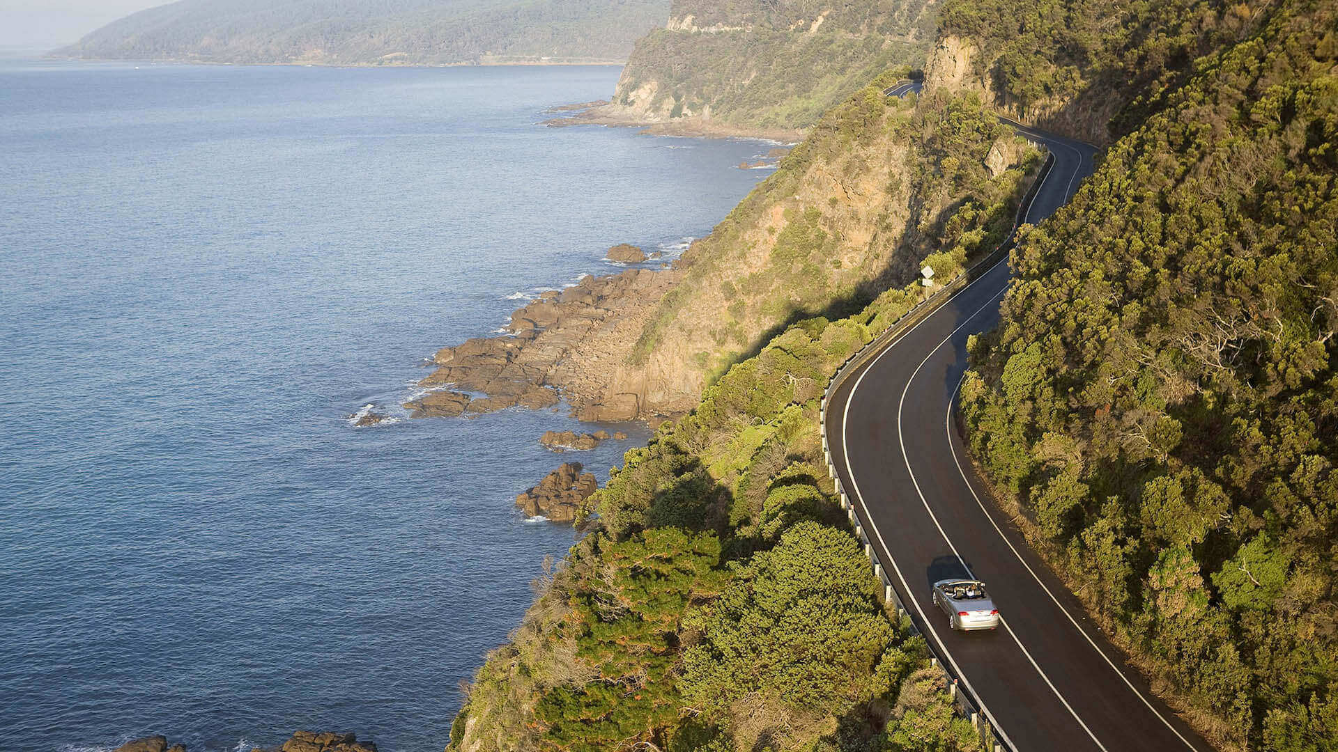 Discover the breathtaking Great Ocean Road on a guided tour from Melbourne.